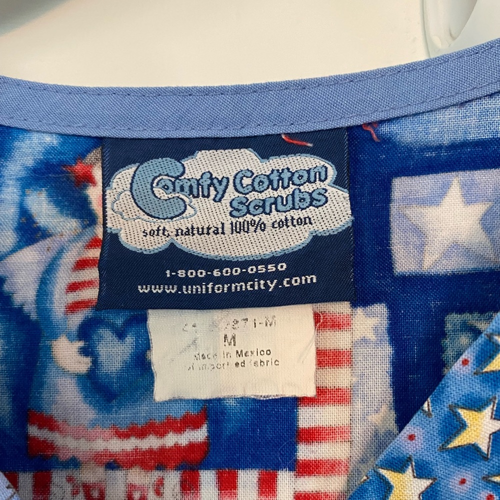 M Patriotic scrub top - Picture 2 of 2